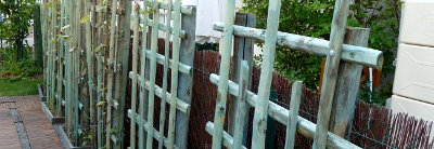 Ecran en châtaigner et cuivre dans un passage étroit Ecran en châtaigner et cuivre dans un passage étroit